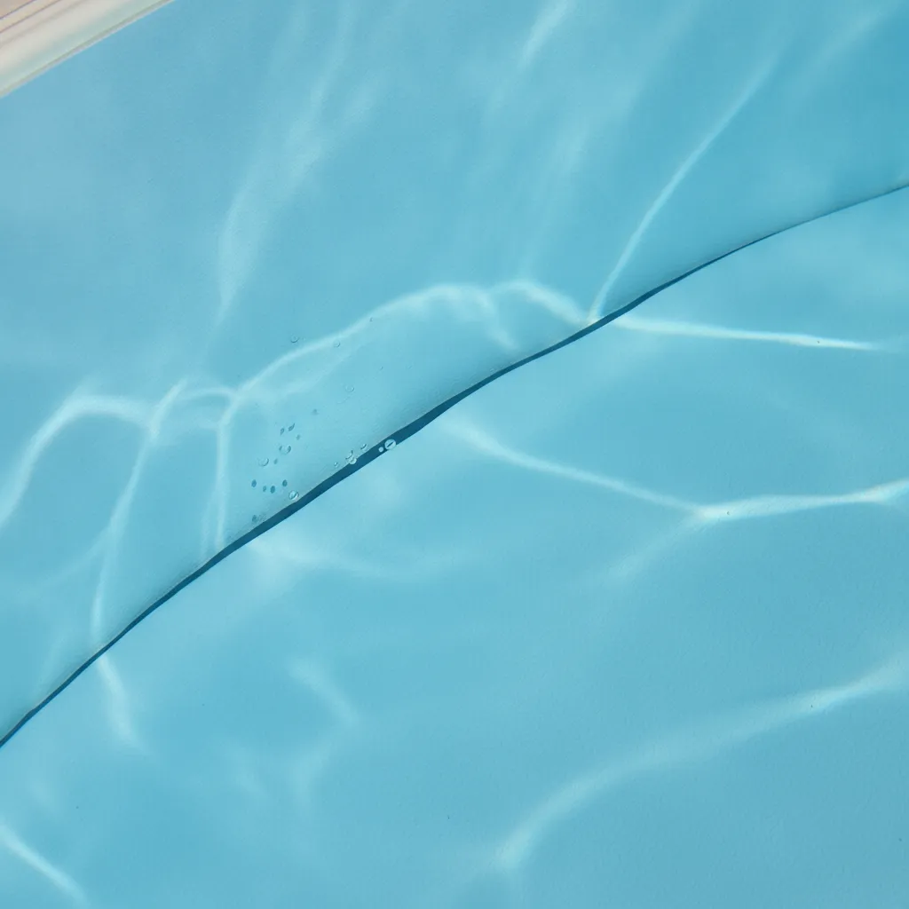 Angle d'un bassin de piscine dont le revêtement souple présente un pli